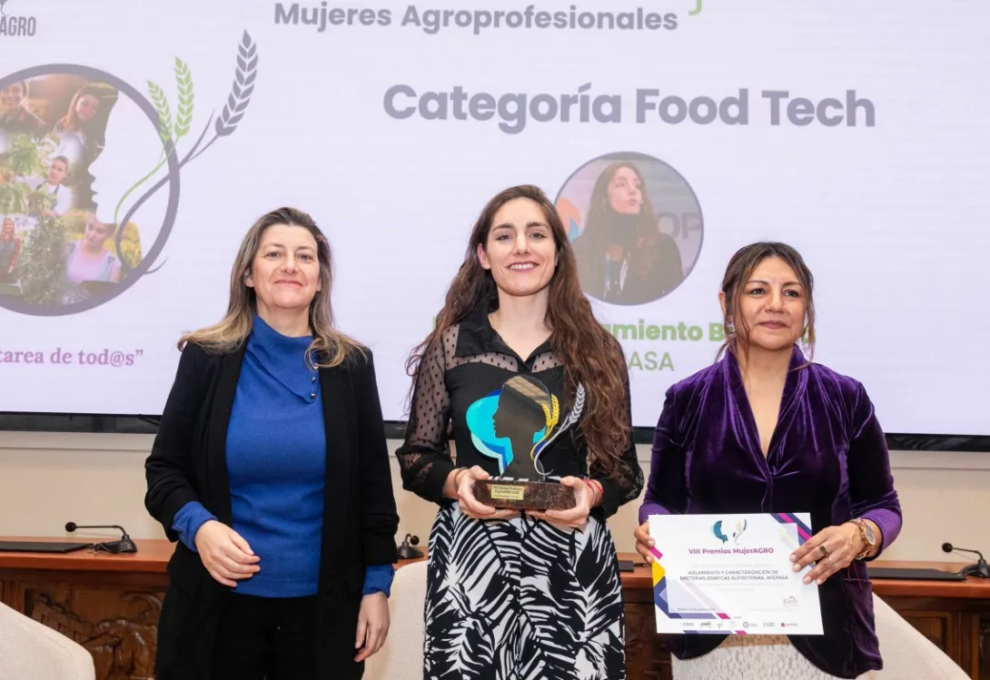 Cristina Comas recibe el Premio Food Tech en los VIII Premios MujerAGRO